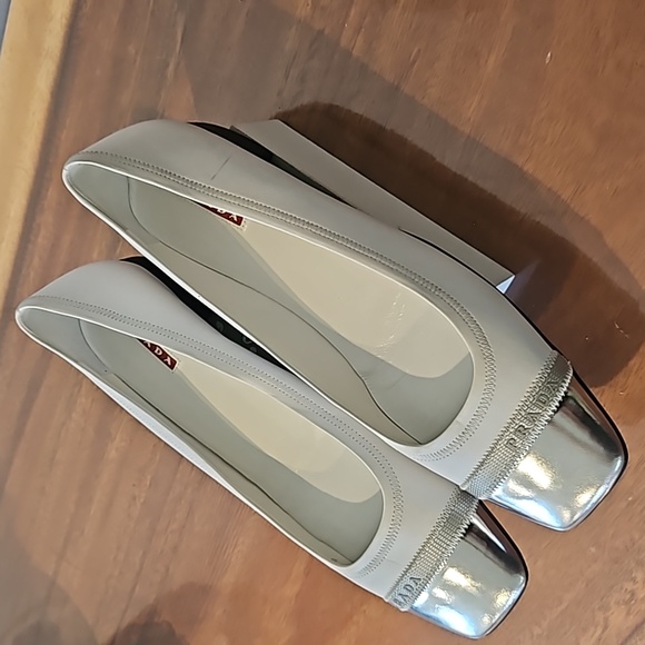 Prada white leather square toe flats, 1/2" heel. Size EU 39 look new - Picture 8 of 10